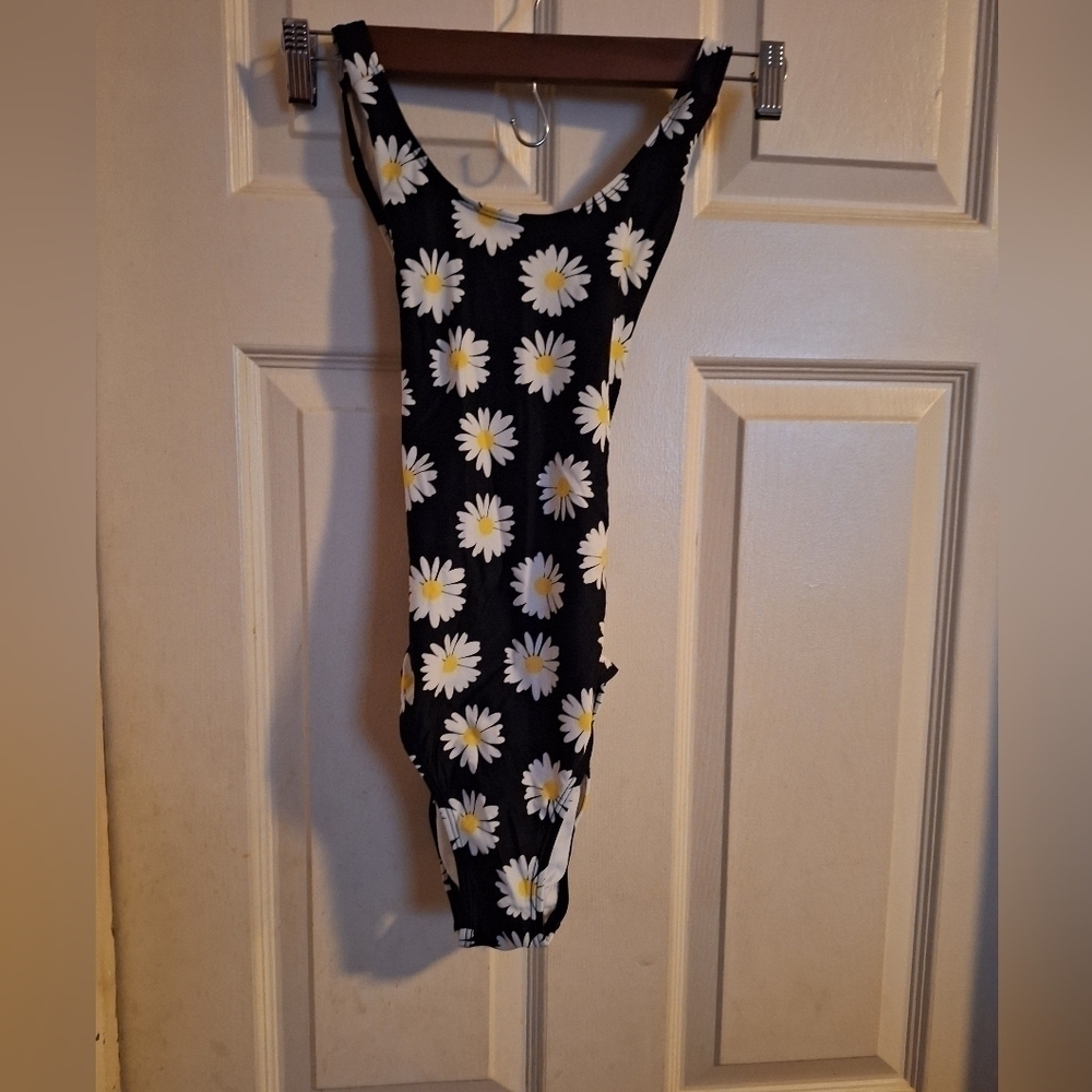 Place girls daisy print swimsuit size large